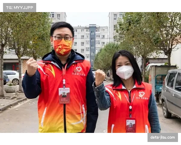 特写：雨停间隙，场地工作人员与志愿者齐心协力抢修本垒板区域
