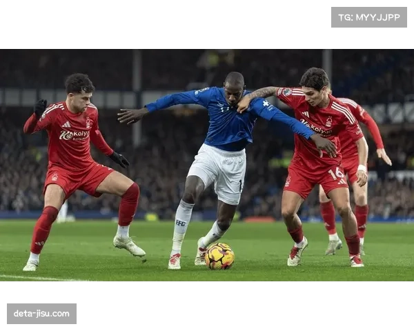 赛场通讯：埃弗顿球迷高歌激励，球队下半场通过提升转换强度连入两球